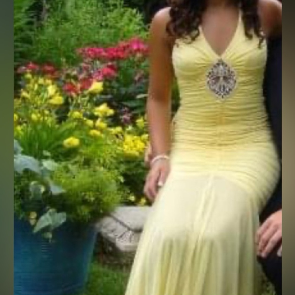 LIGHT YELLOW PROM, BANQUET, FORMAL DRESS with beautiful hardware. Floor length.